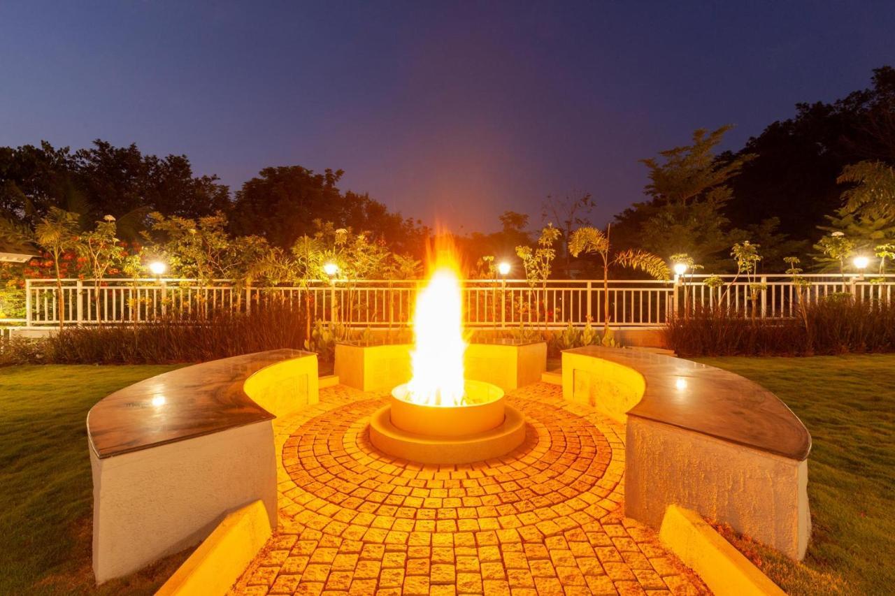 Bellevue Palace By Stayvista - Lavish Abode With A Pool, Landscaped Lawn, Gazebo & Adventure Activities Nashik Exterior foto
